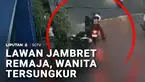 Ada dua remaja berboncengan motor menjambret ponsel seorang ibu saat kondisi jalan sedang ramai. Korban refleks mempertahankan ponselnya sampai jatuh tersungkur ke aspal.