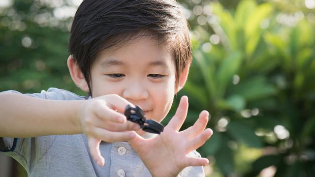 Anak Memainkan “Fidget Spinner”