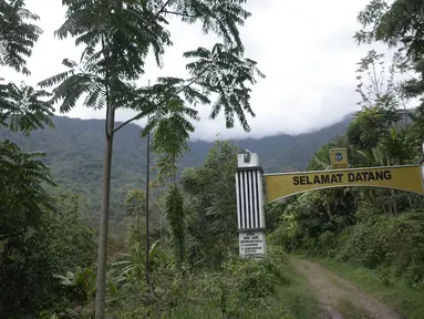 Foto yang diambil pada 20 Desember 2015 menunjukkan Gapura selamat datang di Desa Bone-Bone, Enrekang, Sulawesi Selatan. Sejak Tahun 2000, desa ini dinyatakan sebagai desa pertama di dunia yang bebas dari asap rokok. (Cening Unru/AFP)