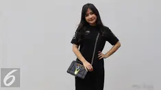 Prilly Latuconsina berpose usai latihan vokal untuk SCTV Award di Erwin Gutawa Studio, Jakarta, Senin (21/11). Prilly mencurahkan isi hatinya mengenai Teuku Rassya. (Liputan6.com/Herman Zakharia)