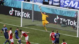 Lukas Hradecky terus membendung gempuran dari para pemain Denmark. Giliran sundulan Pierre-Emile Hojbjerg yang mampu dimentahkannya pada menit ke-15. (Foto: Wolfgang Rattay/Pool)