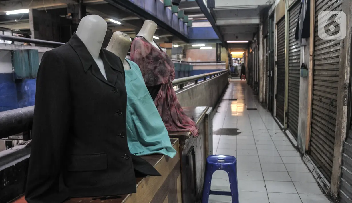 <p>Deretan kios dengan kondisi tidak terawat yang berada di lantai 2 Blok G Pasar Tanah Abang, Jakarta, Rabu (30/11/2022). Pasar Blok G Tanah Abang yang diresmikan pada 2013 lalu oleh Presiden Joko Widodo saat menjabat sebagai Gubernur DKI Jakarta itu kini kondisinya sangat memprihatinkan dan sepi pengunjung. (merdeka.com/Iqbal S. Nugroho)</p>