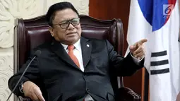 Ketua DPD Oesman Sapta Odang saat menerima kunjungan Ketua Parlemen Korea Selatan Moon Hee-sang di Jakarta, Jumat (14/9). Selain berbicara hubungan bilateral antarparlemen, pertemuan juga membahas isu-isu terkini kedua negara. (Liputan6.com/JohanTallo)