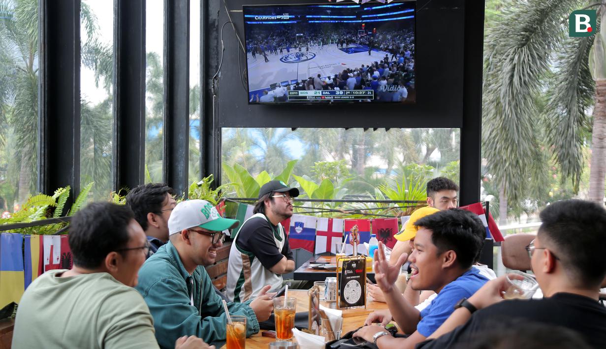 Suasana nonton bareng NBA Finals bersama Vidio dan NBA Indonesia di Stark Taproom, Elysee, SCBD, Jakarta pada hari Sabtu (15/6/2024). (Bola.com/Syahkist Afi Daib)