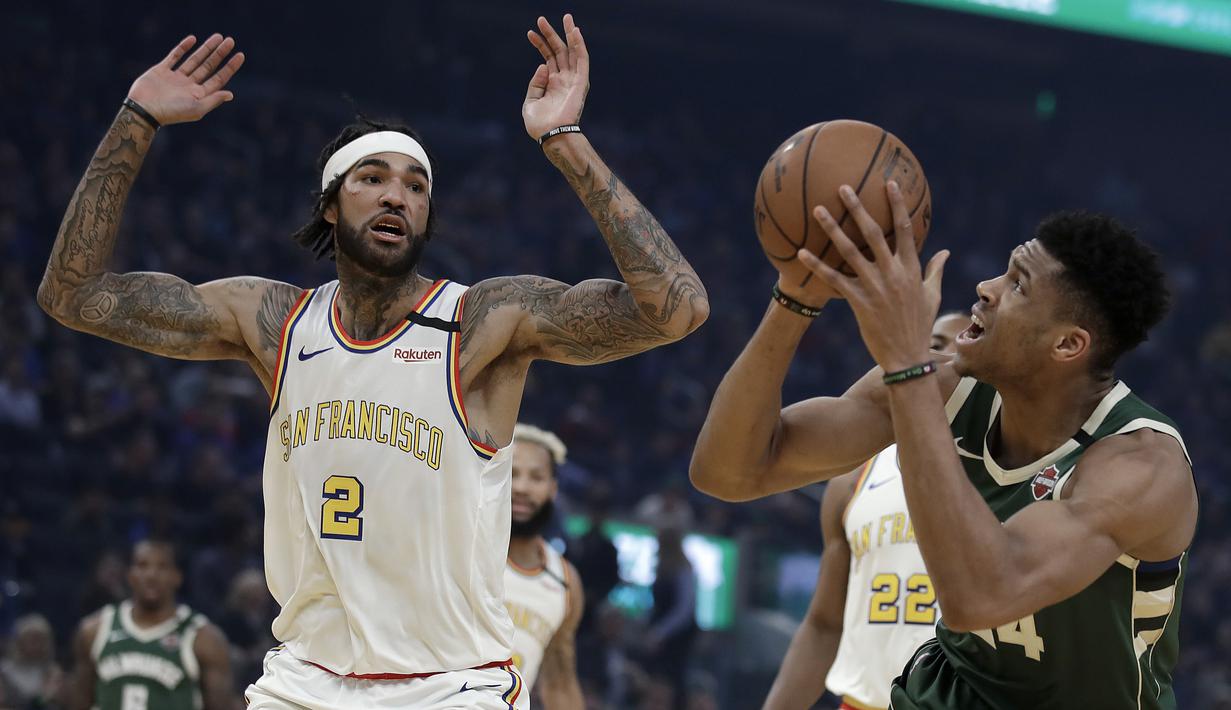 Pebasket Milwaukee Bucks, Giannis Antetokounmpo, berusaha memasukkan bola saat melawan Golden State Warriors pada laga NBA di Chase Center, Rabu (8/1/2020). Milwaukee Bucks menang 107-98 atas Warriors. (AP/Ben Margot)