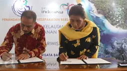 Menteri Pariwisata Arief Yahya bersama Menteri Kelautan dan Perikanan Susi Pudjiastuti menandatangani kerja sama antara Kemenpar dan KKP di Jakarta, Selasa (7/2). Kerja sama meliputi pengembangan wisata bahari di Indonesia (Liputan6.com/Immanuel Antonius)