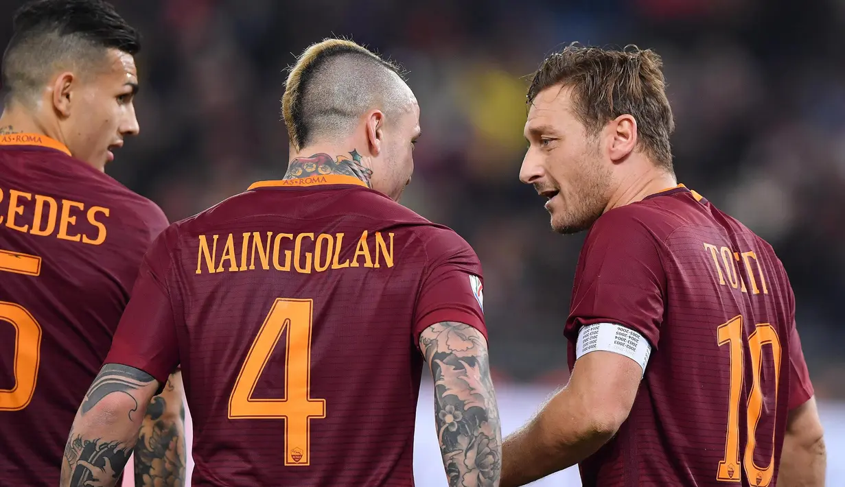 Kehangatan kapten AS Roma, Francesco Totti (kanan) bersama pemain muda lainya jelas terlihat pada laga melawan Cesena, total Francesco Totti telah tampil sebanyak 771 laga bersama I Lupi.   (EPA/Ettore Ferrari)