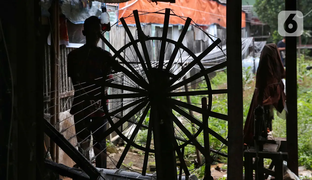 Untuk diketahui, industri tekstil modern sendiri—meskipun maju dengan teknologi—masih mengakui nilai dan keberadaan metode pemintalan benang secara tradisional. (Liputan6.com/Angga Yuniar)