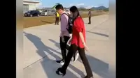Gibran Rakabuming Lari Turun dari Pesawat Tinggalkan Selvi Ananda, Disebut Mau Bagikan Susu Gratis. foto: X @Franken_blues