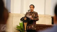 Presiden Jokowi memberi kata sambutan saat acara peringatan Hari Hak Asasi Manusia (HAM) di Istana Negara, Jakarta, Jumat (11/12). Dalam kesempatan itu, hadir pegiat HAM, pemerintah daerah, serta sejumlah jajaran kabinet kerja (Liputan6.com/Faizal Fanani)