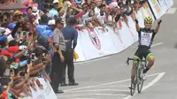 Pebalap dari Korea Cycling Team Jang Jyunggu merayakan keberhasilannya menjuarai etape ke-6 Tour de Singkarak 2016 di Sawah Lunto, Sumatera Barat, Kamis (11/8/2016). (Bola.com/Nicklas Hanoatubun)