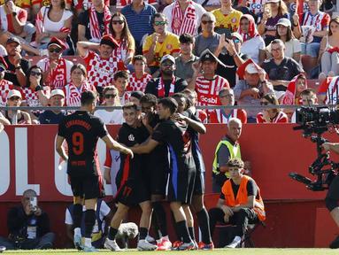 Barcelona tampil perkasa untuk menghajar Girona dengan skor 4-1 dalam laga La Liga 2024/2025 jornada kelima yang digelar di Estadio Municipal de Montilivi, Minggu (15/9/2024) malam WIB. (AP Photo/Joan Monfort)
