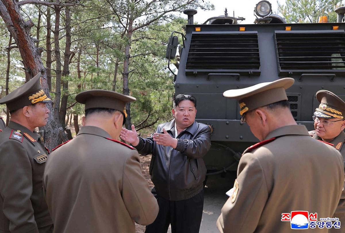 FOTO: Kim Jong Un  Mengawasi Uji Coba Rudal Serangan Nuklir