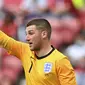 Kiper Inggris, Sam Johnstone memberi instruksi kepada rekan-rekannya saat melawan Rumania dalam laga uji coba menjelang berlangsungnya Euro 2020 di Riverside Stadium, Middlesbrough, Minggu (6/6/2021). Inggris menang 1-0 atas Rumania. (AP/Paul Ellis/Pool)