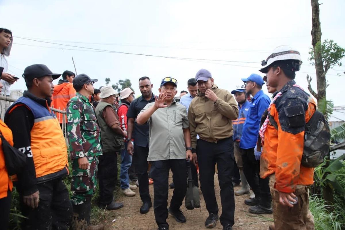 Mendagri Muhammad Tito Karnavian saat meninjau lokasi longsor di Desa Pasirlangu, Kecamatan Cisarua, Kabupaten Bandung Barat