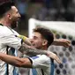 Timnas Argentina berhasil melewati babak 16 besar Piala Dunia 2022 dan lolos ke perempatfinal untuk menghadapi Belanda. Argentina berhasil meredam pasukan Australia dengan kemenangan 2-1 pada babak 16 besar yang digelar Minggu (4/12/2022) dini hari WIB di Ahmad Bin Ali Stadium, Doha, Qatar. Lionel Messi dan Julian Alvarez menjadi pahlawan Tim Tango dengan sumbangan golnya. Australia hanya mampu membalas satu gol melalui gol bunuh diri pemain Argentina, Enzo Fernandez. (AP/Frank Augstein)