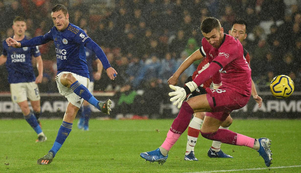 Pemain Leicester City, Jamie Vardy mencetak gol kelima timnya ke gawang Southampton pada laga lanjutan Liga Inggris 2019/2020 di St Mary's Stadium, Southampton, 25 Oktober 2019. Vardy berhasil menjadi pencetak gol terbanyak pada musim tersebut dengan mencetak 23 gol. (AFP/Glyn Kirk)