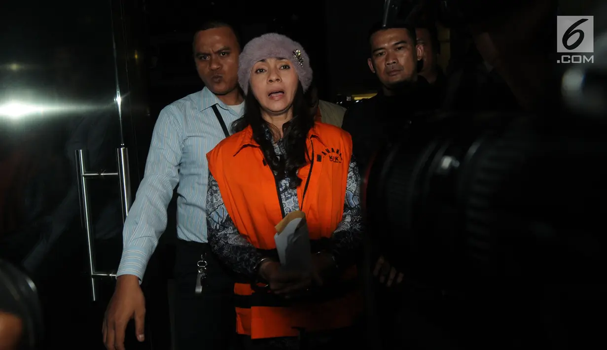 Bupati Kepulauan Talaud, Sri Wahyumi Maria Manalip (rompi oranye) menuju mobil tahanan usai menjalani pemeriksaan di gedung KPK, Jakarta, Rabu (1/5/2019). Sri Wahyumi resmi ditahan KPK sebagai tersangka kasus suap proyek revitalisasi pasar di Kabupaten Kepulauan Talaud. (merdeka.com/Dwi Narwoko)