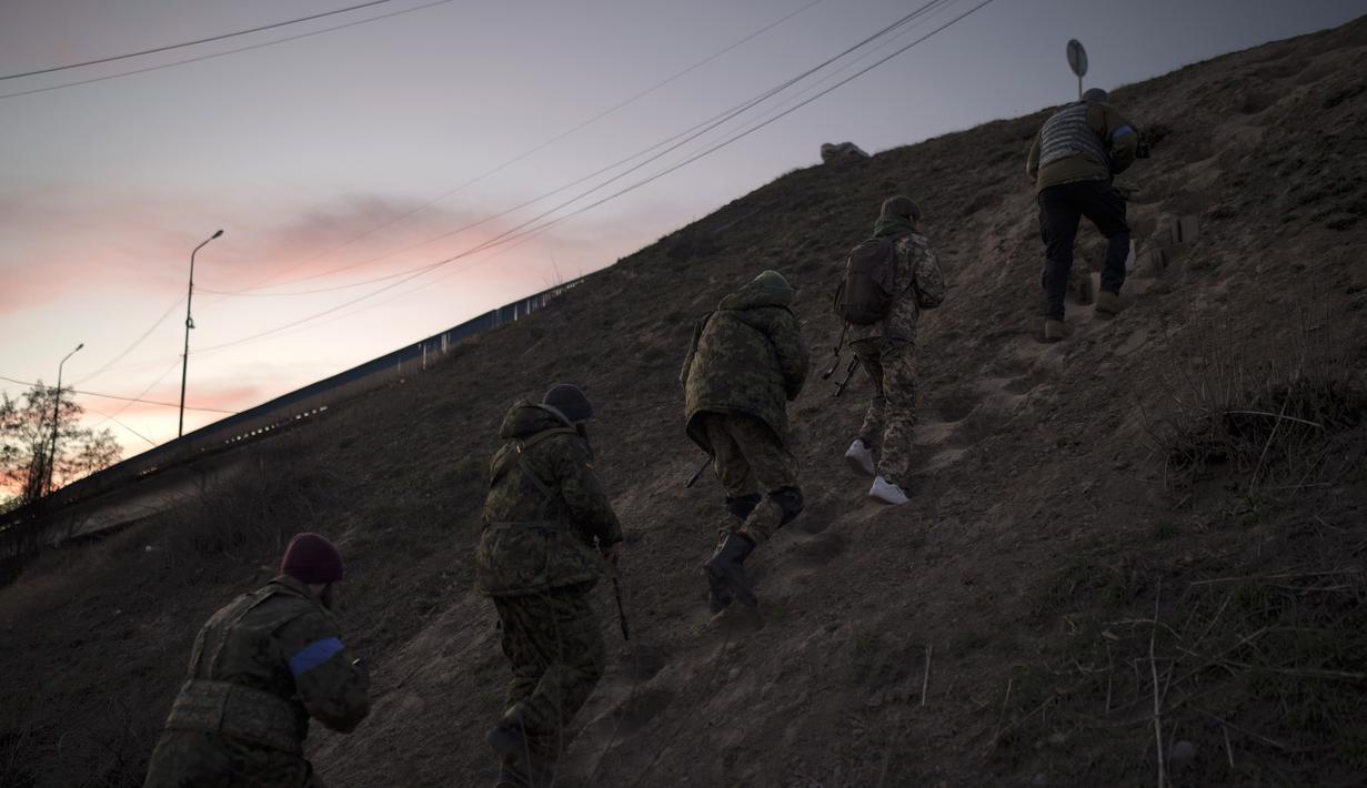 Relawan sipil menghadiri kamp pelatihan Pasukan Pertahanan Teritorial Ukraina di Brovary, timur laut Kiev, Ukraina, Senin (21/3/2022). (AP Photo/Felipe Dana)