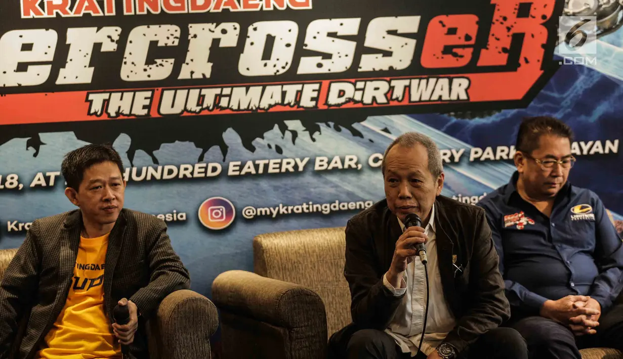 Sekjen IMI Jeffrey JP (tengah) memberi keterangan saat konferensi pers Kratingdaeng Supercrosser The Ultimate Dirtwar di Jakarta, Kamis (15/2). Kratingdaeng Supercrossers tersebut akan dilaksanakan di 15 titik di 12 kota. (Liputan6.com/Faizal Fanani)