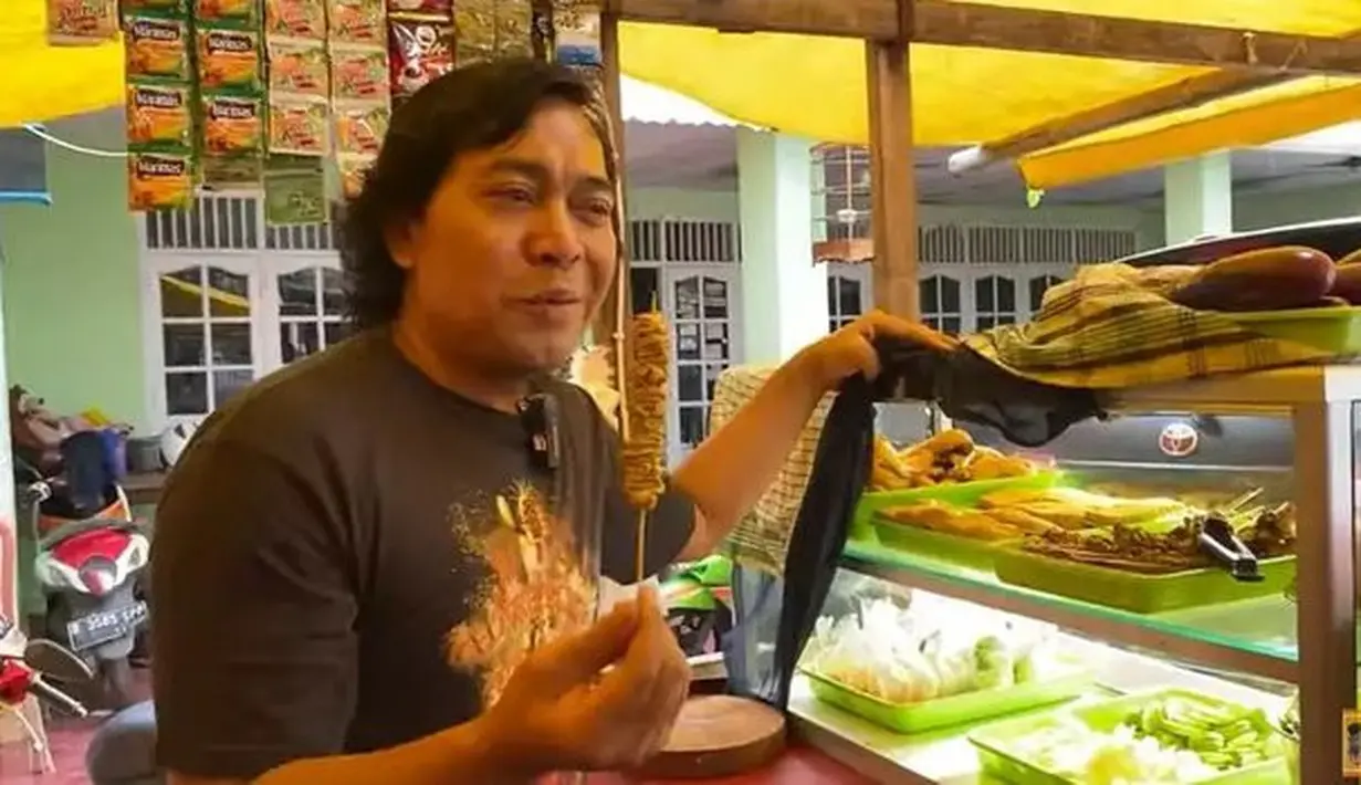 Komeng pun juga tak tahan untuk ikut mencicii masakan di warung milik sahabatnya tersebut. (Youtube KOMENG Info)