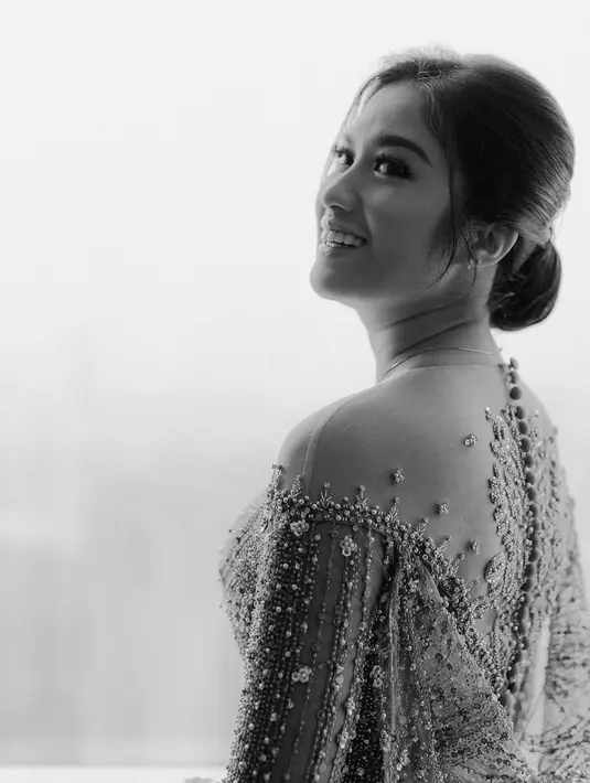 Kebaya rancangan @renzilazuardi itu tampak begitu elegan dengan detail payet yang menghiasi seluruh kebaya.  [@ochi24]