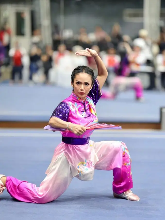 Potret Atletis Krisdayanti Latihan untuk Kompetisi Wushu di Usia 50 Tahun, Berbalut Busana Cerah Bernuansa Ungu
