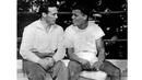 Pukulan cepat laksana petir dan kaki lincah itulah gambaran "Sugar" Ray Robinson. Foto ini saat Robinson (kanan) berdiskusi dengan Marcel Cerdan. Dia memiliki rekor 173 kali menang (109 KO), 19 kalah, 6 seri, dan 2 no contest (1940-1965). (AFP)