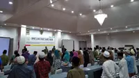 Ratusan perwakilan guru yang tergabung dalam Forum komunikasi Diniyah Takmiliyah (FKDT) Jawa Timur, menggelar pertemuan akbar menyolidkan diri guna mengawal pemenangan pasangan calon presiden dan wakil presiden Joko Widodo-Maruf Amin. (Liputan6.com/Dian Kurniawan)