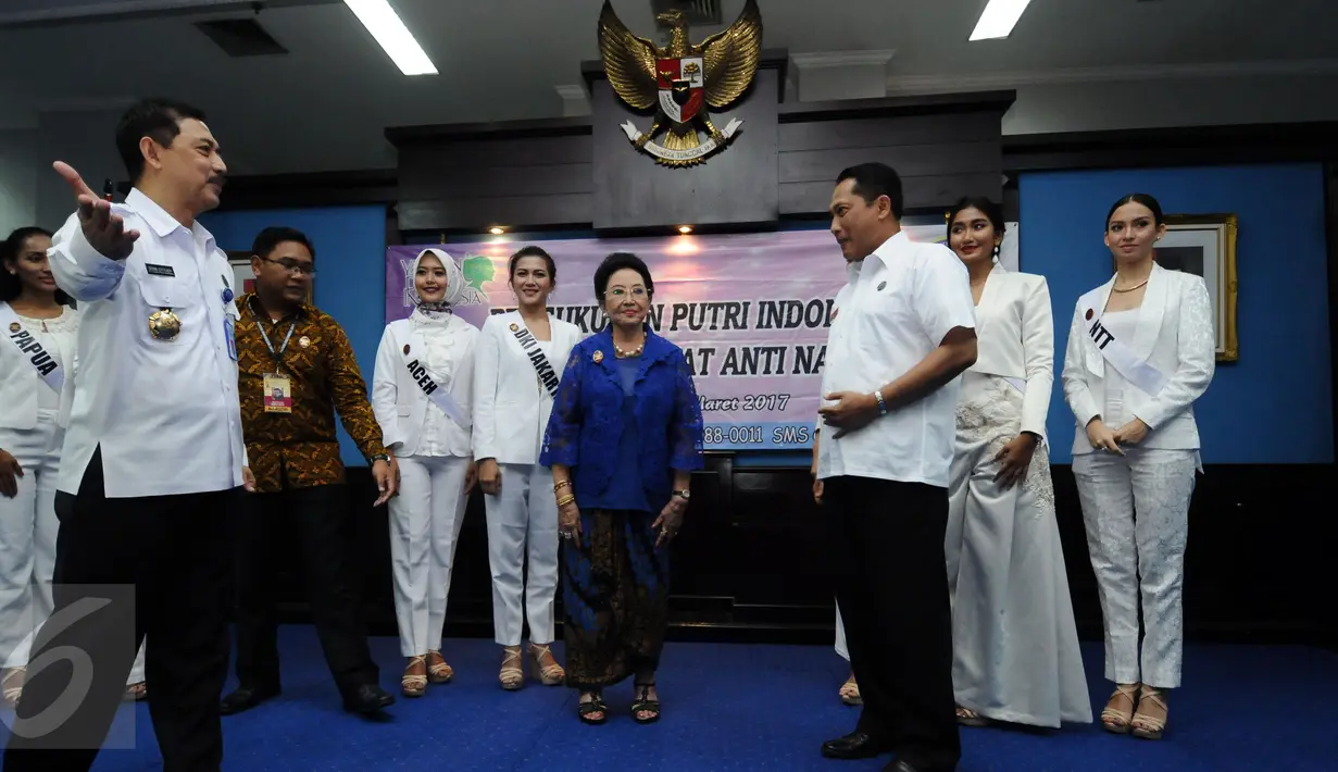 Kepala BNN, Budi Waseso (ketiga kanan) berbincang dengan pendiri YPI Mooryati Soedibyo (tengah) usai memberikan pembekalan anti narkotika kepada finalis Puteri Indonesia 2017 di Jakarta,  Senin (27/3). (Liputan6.com/Helmi Fithriansyah)