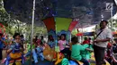 Sejumlah anak-anak menaiki wahana permaian yang berada di kawasan Monumen Nasional (Monas), Jakarta, Rabu (27/6). Libur ketiga Lebaran dimanfaatkan warga untuk bekunjung ke lokasi wisata bersama keluarga. (Liputan6.com/Johan Tallo)