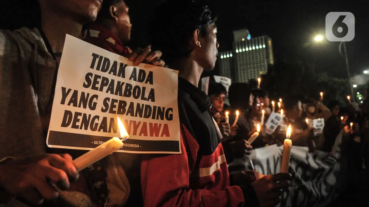 Aksi Seribu Lilin untuk Korban Kerusuhan Kanjuruhan di GBK