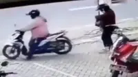 Sebuah rekaman Closed-circuit television (CCTV) menunjukan kejadian lucu yang dialami suami dan istri saat meninggalkan parkiran dengan sepeda motor.  (@newdramaojol.id)