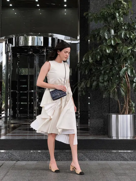 Meski sudah jarang muncul di layar kaca, namun ia masih tetap eksis di Instagram pribadinya. Penampilannya pun semakin memukau, dalam foto tersebut Alice terlihat anggun dengan dress berwarna krem. (Liputan6.com/IG/@alicenorin)