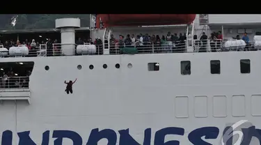 Seorang bocah di Pelabuahan Merak melompat dari kapal Fery yang berisi pemudik (Liputan6.com/JohanTallo)