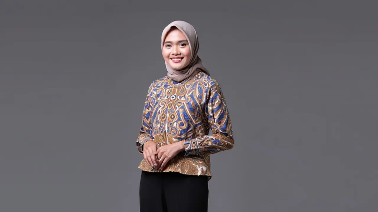 Inspirasi Atasan Batik untuk Kondangan dengan Bawahan Celana Panjang/Ilustrasi Gemini AI