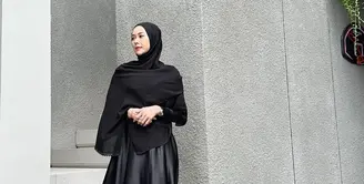 Setelah resmi cerai dengan Eryck Amaral sejak tahun 2021 lalu, Aura Kasih kembali membuka hati mencari pendamping. Perempuan seorang anak  itu juga meminta doa dari artis yang juga pendakwah Ummi Pipik. [Instagram/aurakasih]