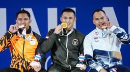 Bukan cuma medali emas, Rizki Juniansyah turut memecahkan rekor untuk angkatan Clean and Jerk serta total. Pada Clean and Jerk, ia membukukan rekor baru 205kg. (Dok Kemenpora RI)