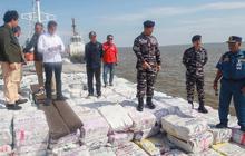 FOTO: TNI AL Gagalkan Penyelundupan 200 Ton Arang Bakau di Perairan Meranti