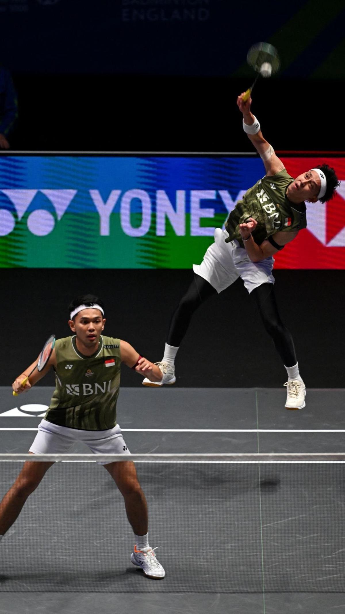 Sementara Rian juga menyatakan bahwa gelar ini mereka persembahkan untuk PBSI, keluarga, dan semua pendukung Indonesia yang selalu mendukung mereka. Foto: JUSTIN TALLIS / AFP<br>
