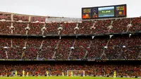 Pemandangan kontras terjadi di Stadion Camp Nou. Tim Barcelona Wanita berhasil pecahkan rekor penonton di Stadion kebanggaan Tim Katalan tersebut. (AP/Joan Monfort)