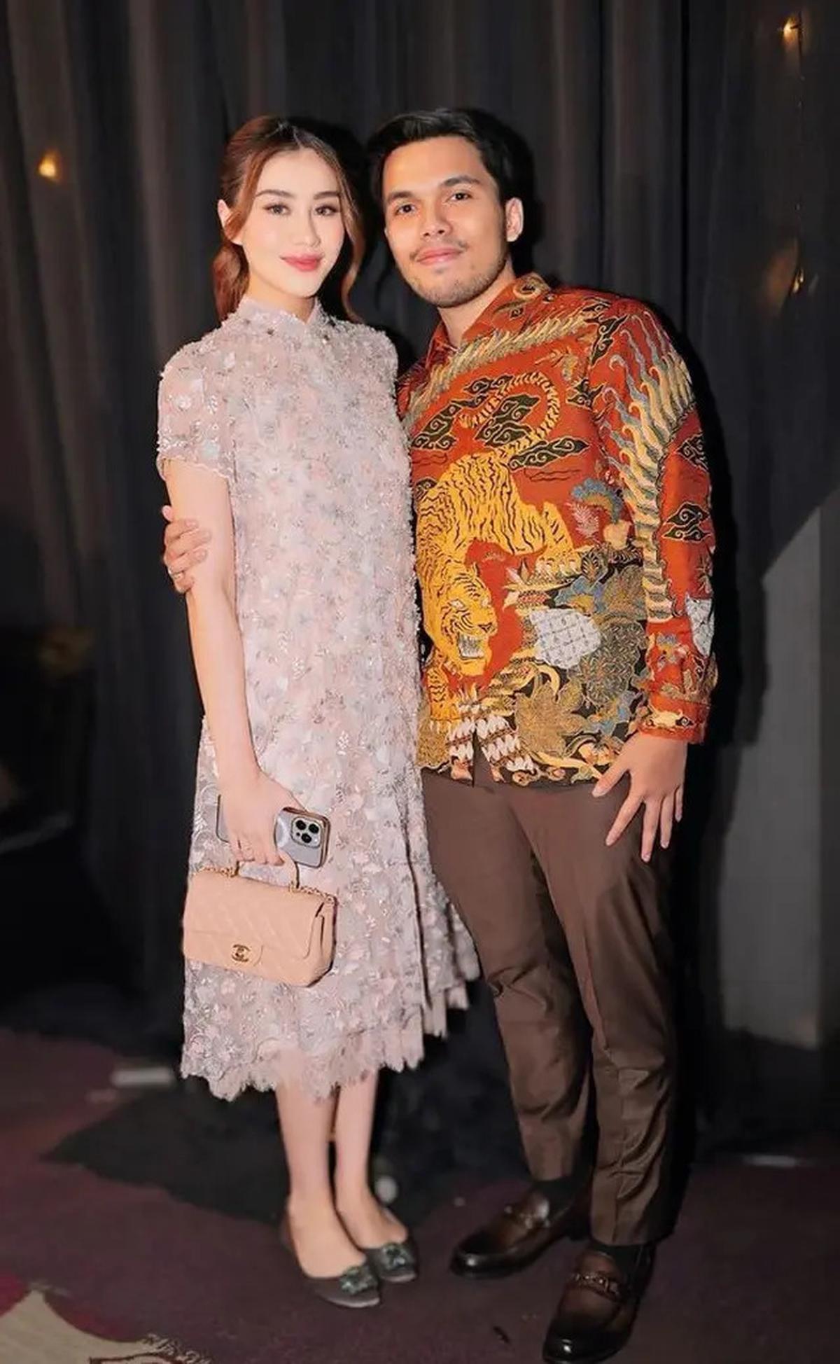 6 Beda Gaya Fuji dan Aaliyah Massaid dengan Tas Mewah di Acara Ngunduh Mantu Kakak Fadil Jaidi