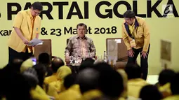 Wapres Jusuf Kalla atau JK saat menghadiri Rakernas Partai Golkar di Jakarta, Kamis (22/3). JK memberi pengarahan kepada seluruh kader Partai Golkar. (Liputan6.com/JohanTallo)