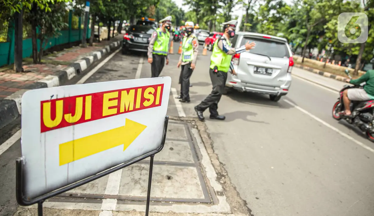 Polisi mengatur lalu lintas saat uji emisi gas buang kendaraan bermotor di Jakarta, Rabu (6/1/2021). Pengecekan yang diselenggarakan Dinas Perhubungan dan Kepolisian tersebut bertujuan untuk mengurangi polusi udara dari emisi gas buang kotor. (Liputan6.com/Faizal Fanani)