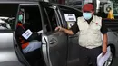 Tersangka suap pengadaan bantuan sosial penanganan COVID-19, Harry van Sidabukke (kiri) menjalani rekonstruksi perkara di Gedung KPK, Jakarta, Senin (1/2/2021). Rekonstruksi digelar untuk mengumpulkan bukti tambahan terkait suap pengadaan bansos penanganan COVID-19. (Liputan6.com/Helmi Fithriansyah)