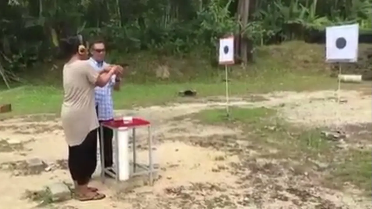 Begini Jadinya Saat Orang Latah Latihan Menembak