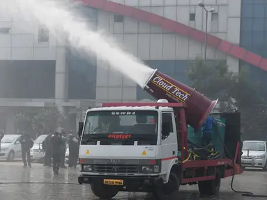 Departemen Lingkungan Hidup dan Komite Pengendalian Pencemaran menguji coba anti-smog gun atau senjata anti-asap di New Delhi, Rabu (20/12). Pemerintah India meluncurkan anti-smog gun untuk mengurangi tingkat polusi udara di negaranya (SAJJAD HUSSAIN/AFP)