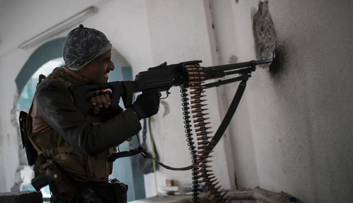 Polisi Irak menembakan balasan kearah militan ISIS saat pertempuran di barat Mosul, Irak, 16 Maret 2017. (AP Photo/Felipe Dana)