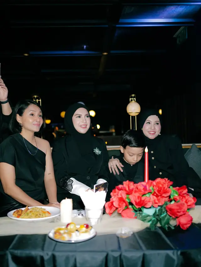 Aura Lady Boss Irish Bella dengan Outfit Serba Hitam di Surprise Birthday Party Sang Suami