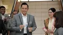 Ia kemudian memadukan kebayanya dengan kain batik warna coklat sebagai bawahan dan selendang. [@annisayudhoyono].